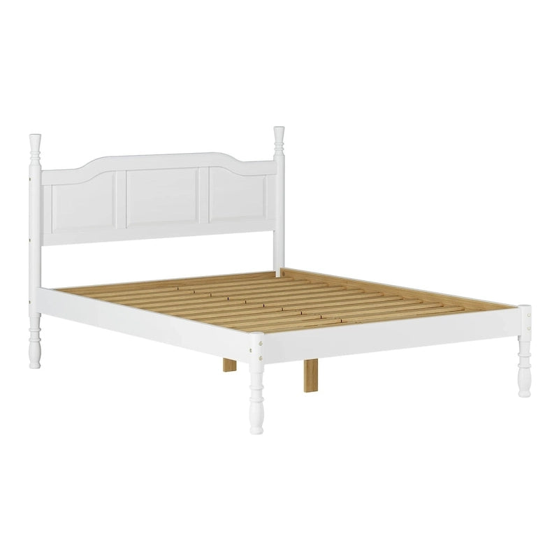 Letto Queen con pannelli rialzati e montanti torniti in legno massello al 100%.