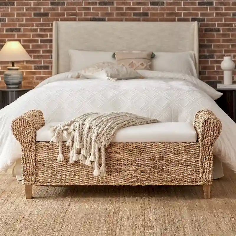 Panca contenitore Boho Farmhouse in rattan con intagli a traforo